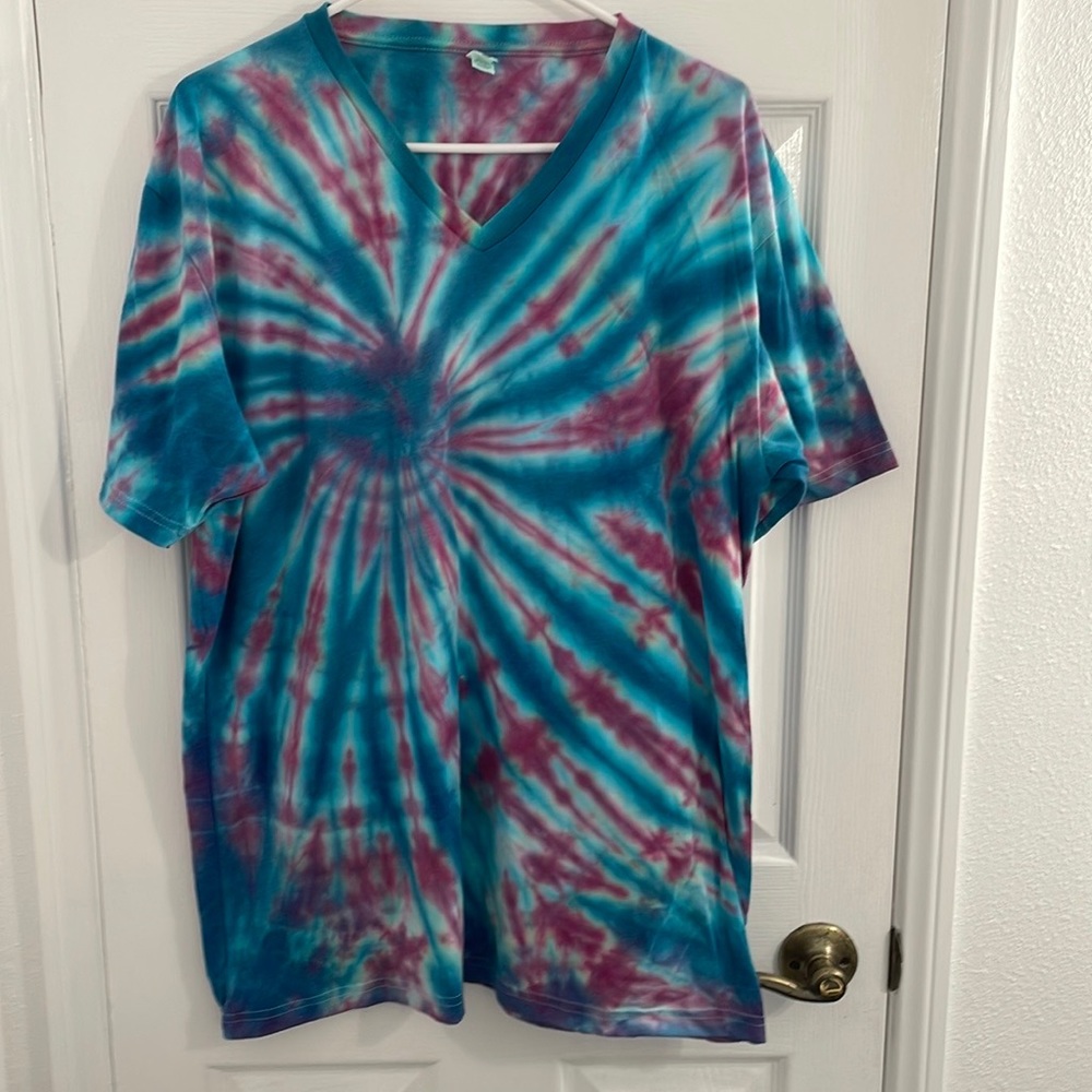 NWOT Handmade V-Neck Tie Dye Shirt Size XL